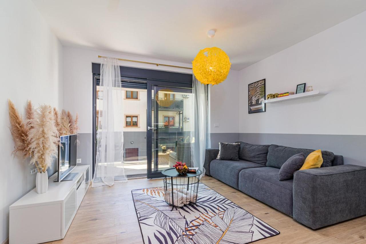 M****, New City + Parking Apartment