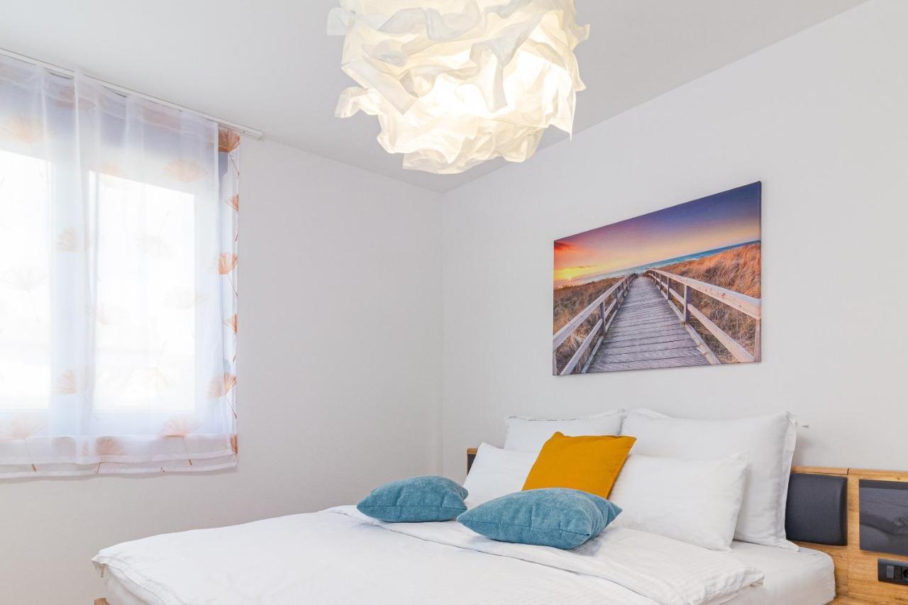 M****, New City + Parking Apartment Pula
