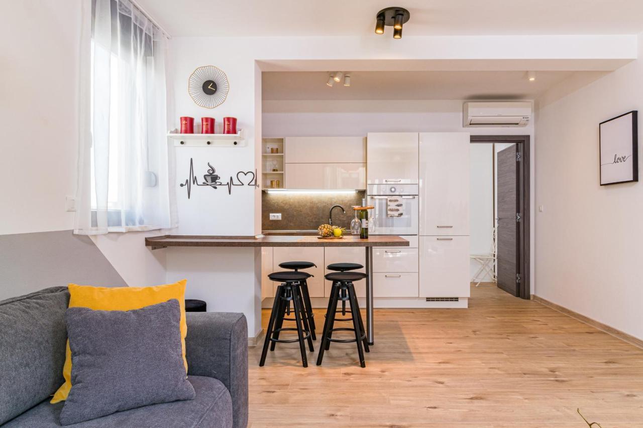 M****, New City + Parking Apartment *