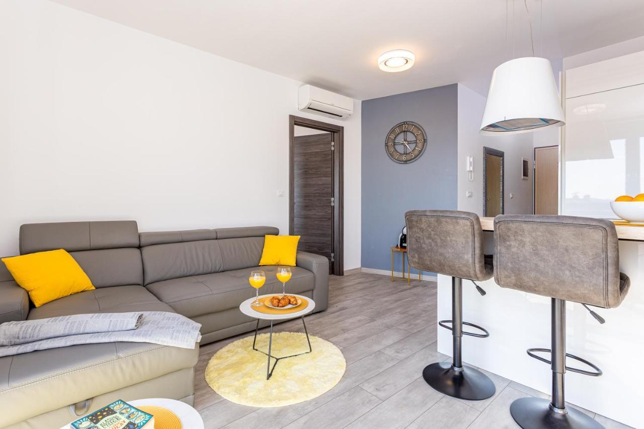 Apartment M****, New City + Parking