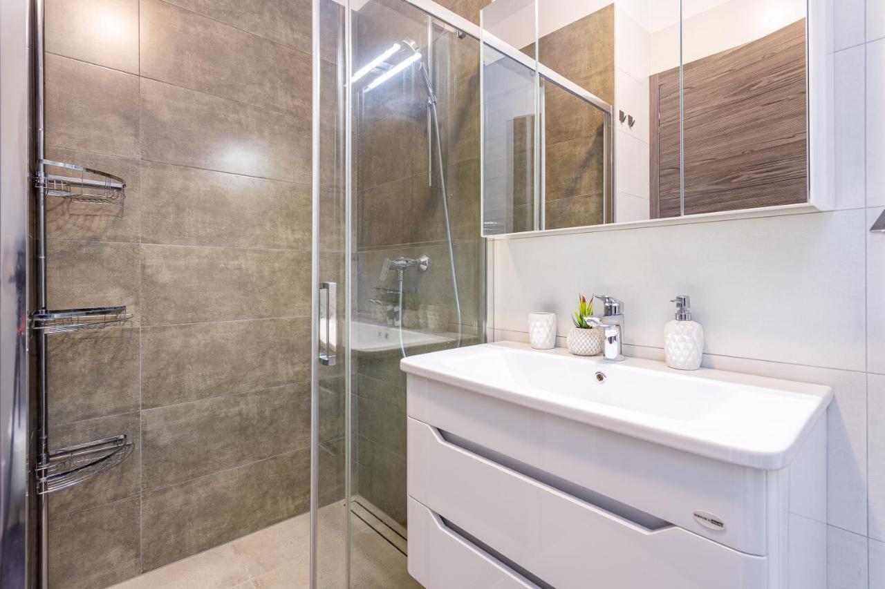 M****, New City + Parking Apartment Pula