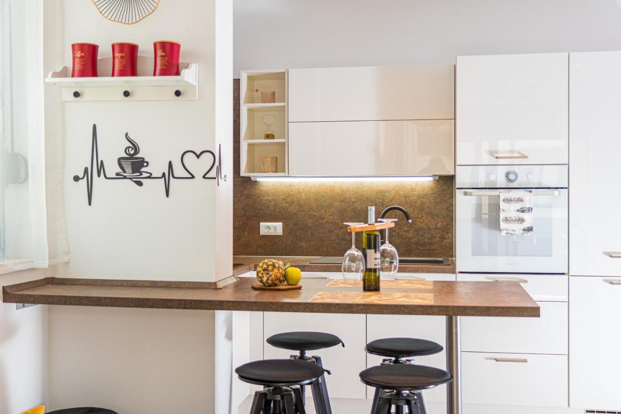 M****, New City + Parking Apartment *