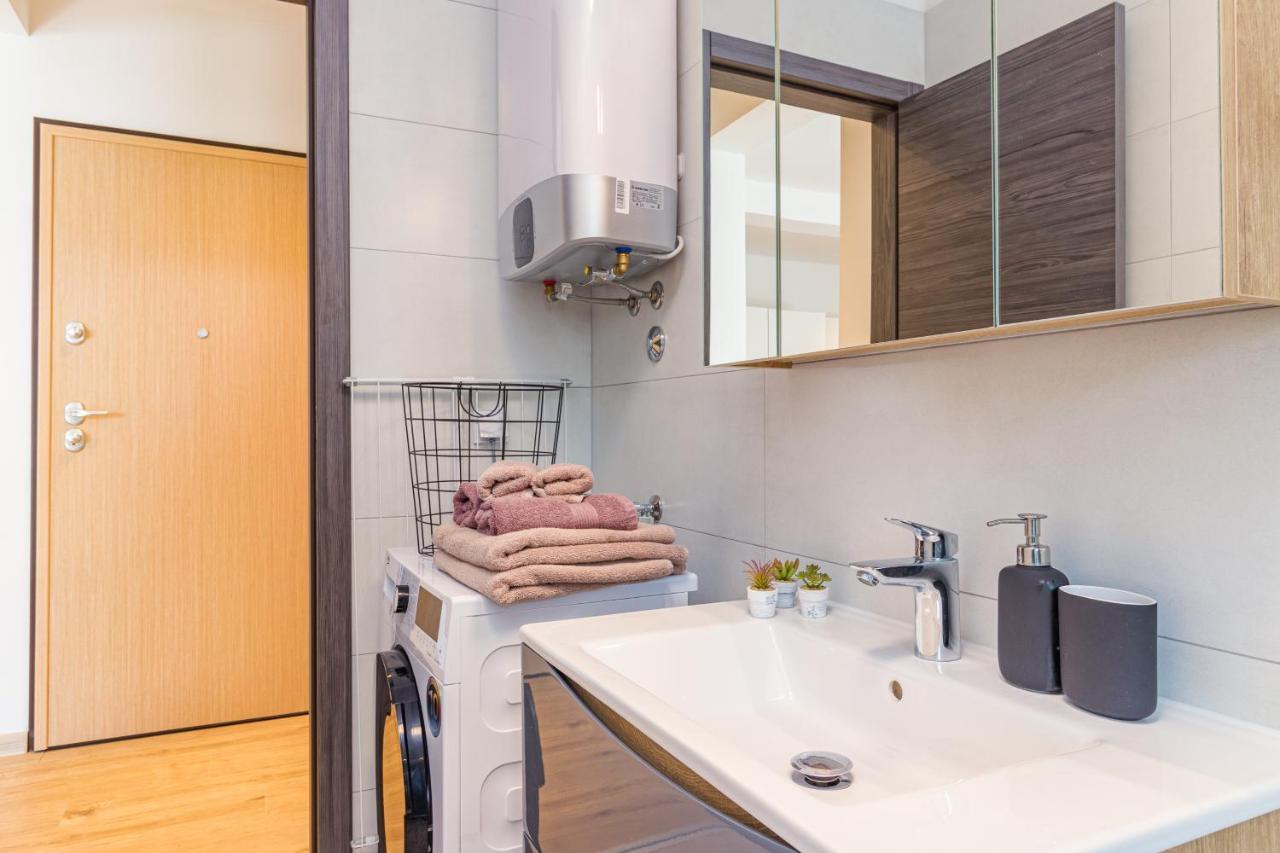 M****, New City + Parking Apartment