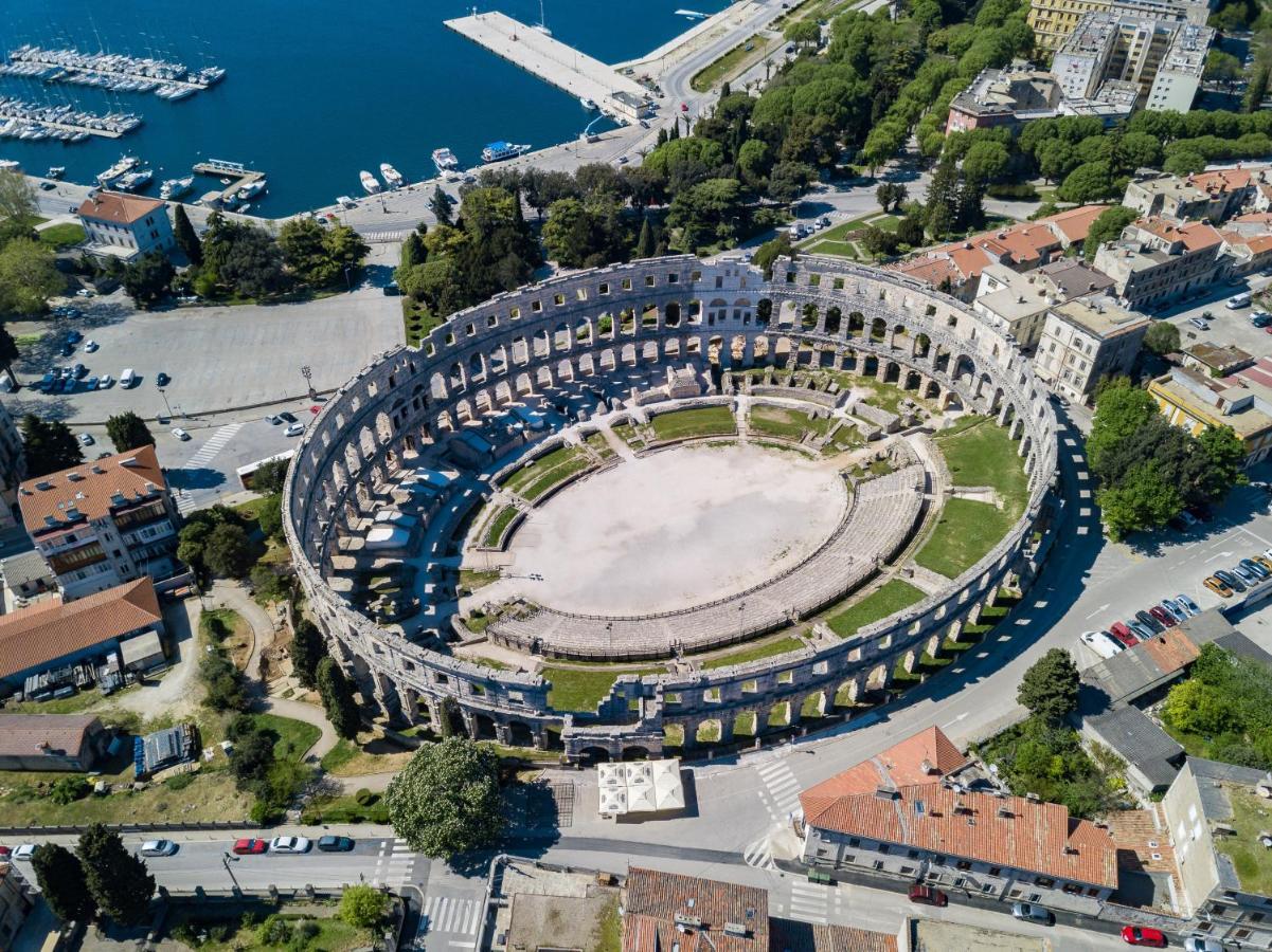 M****, New City + Parking Apartment Pula