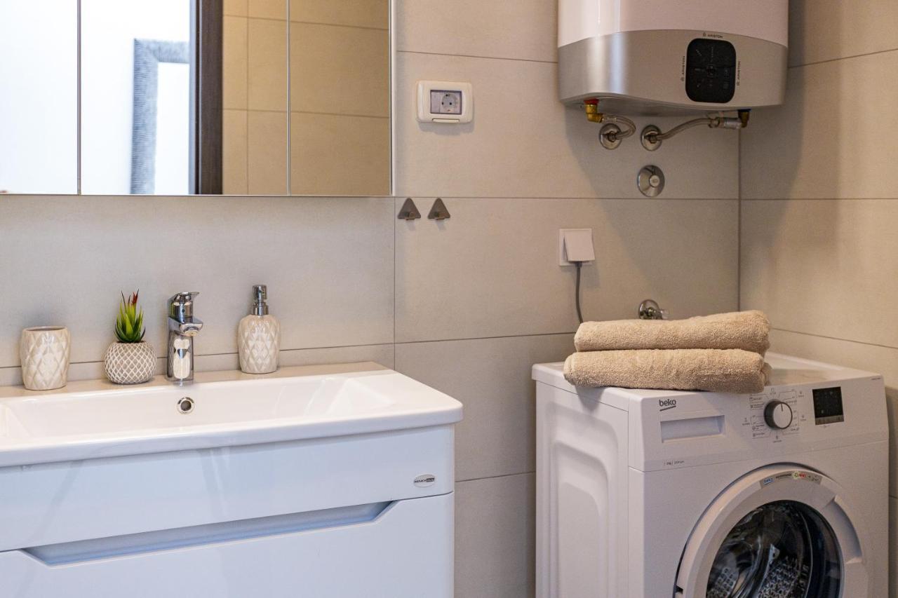 M****, New City + Parking Apartment *