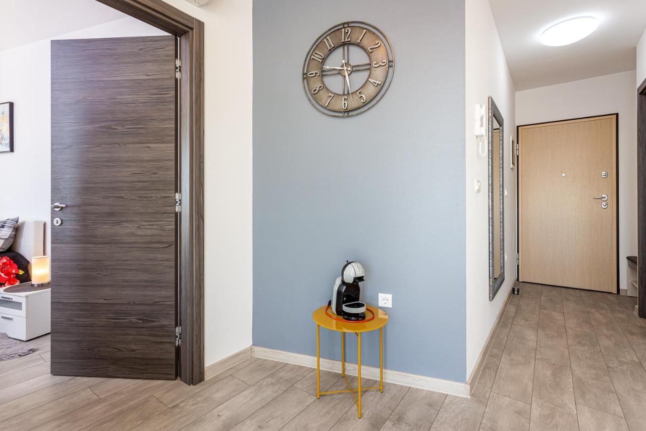 M****, New City + Parking Apartment Pula